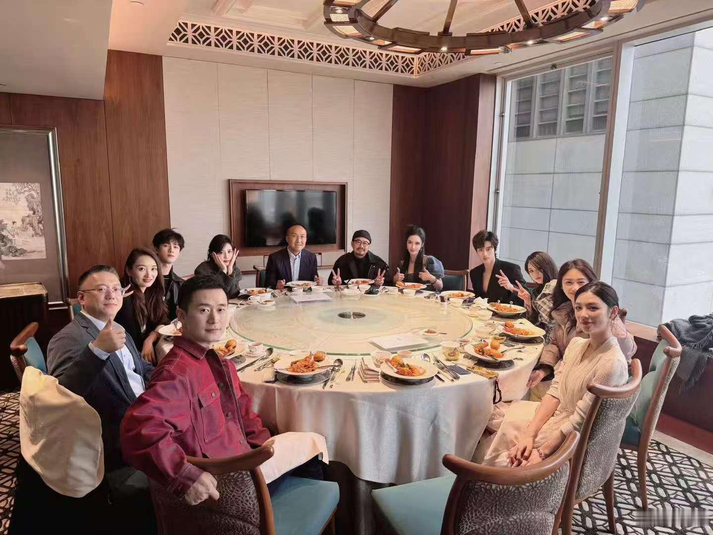 张萌孟子义李昀锐张康乐聚餐张萌晒与九重紫冰湖重生演员合照 张萌孟子义李昀锐张康乐