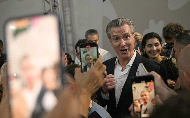 特朗普做梦想不到，美官员不顾白宫警告单独参会，全程赞扬中国却狠骂美国。在第30届