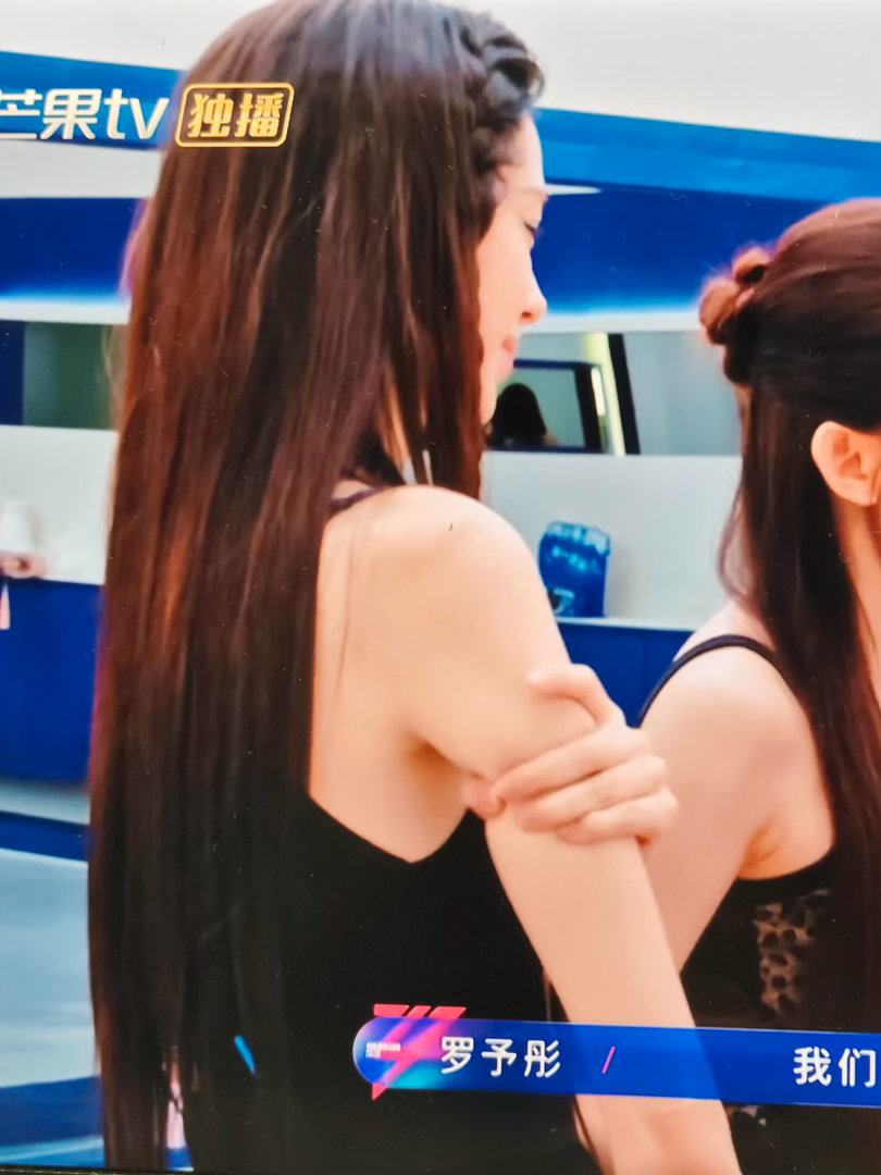 张艺上竟然这么瘦？！用手都可以直接握住自己手臂！！但我看有网友说她可能是ed患者