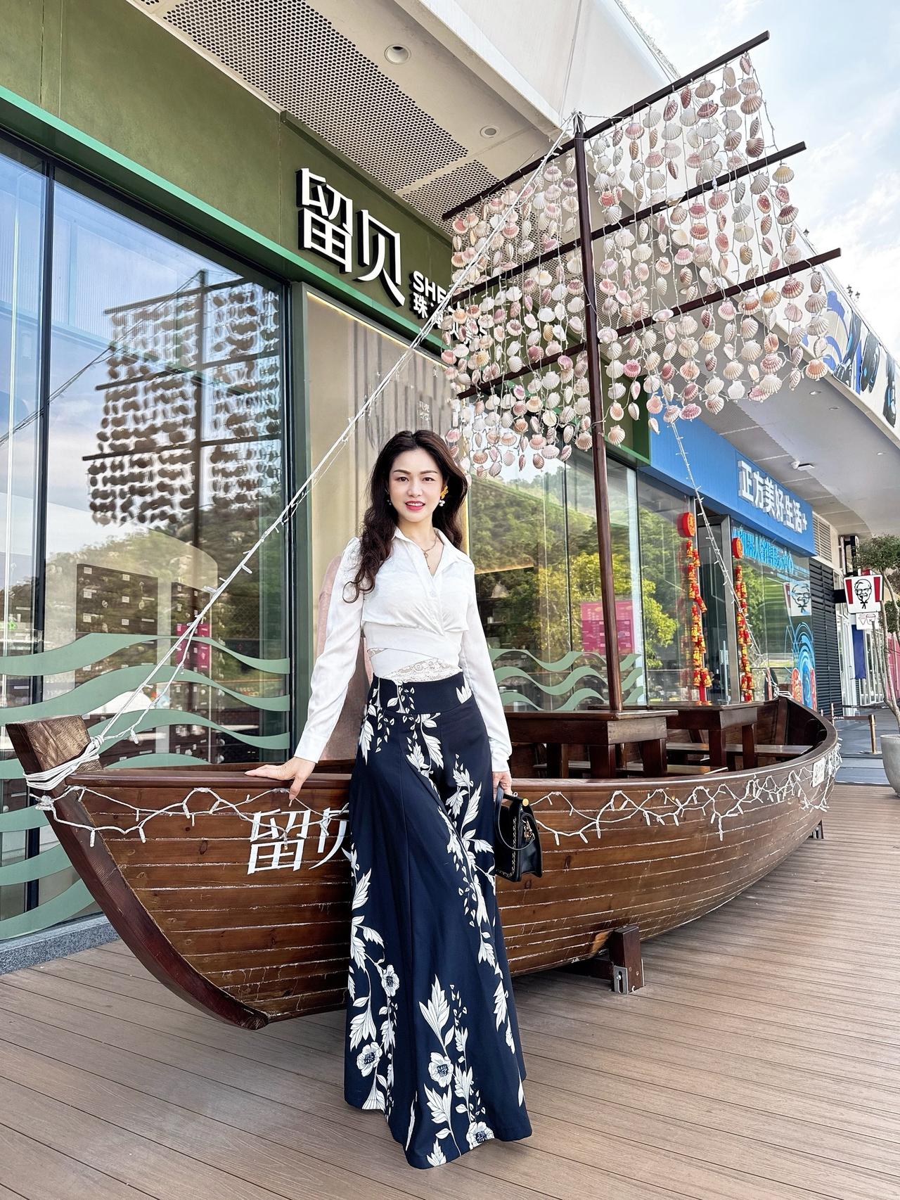 不必困于过去，也不必忧于未知。且停，在喧嚣中寻一份静谧；且忘，让烦恼随清风散去；