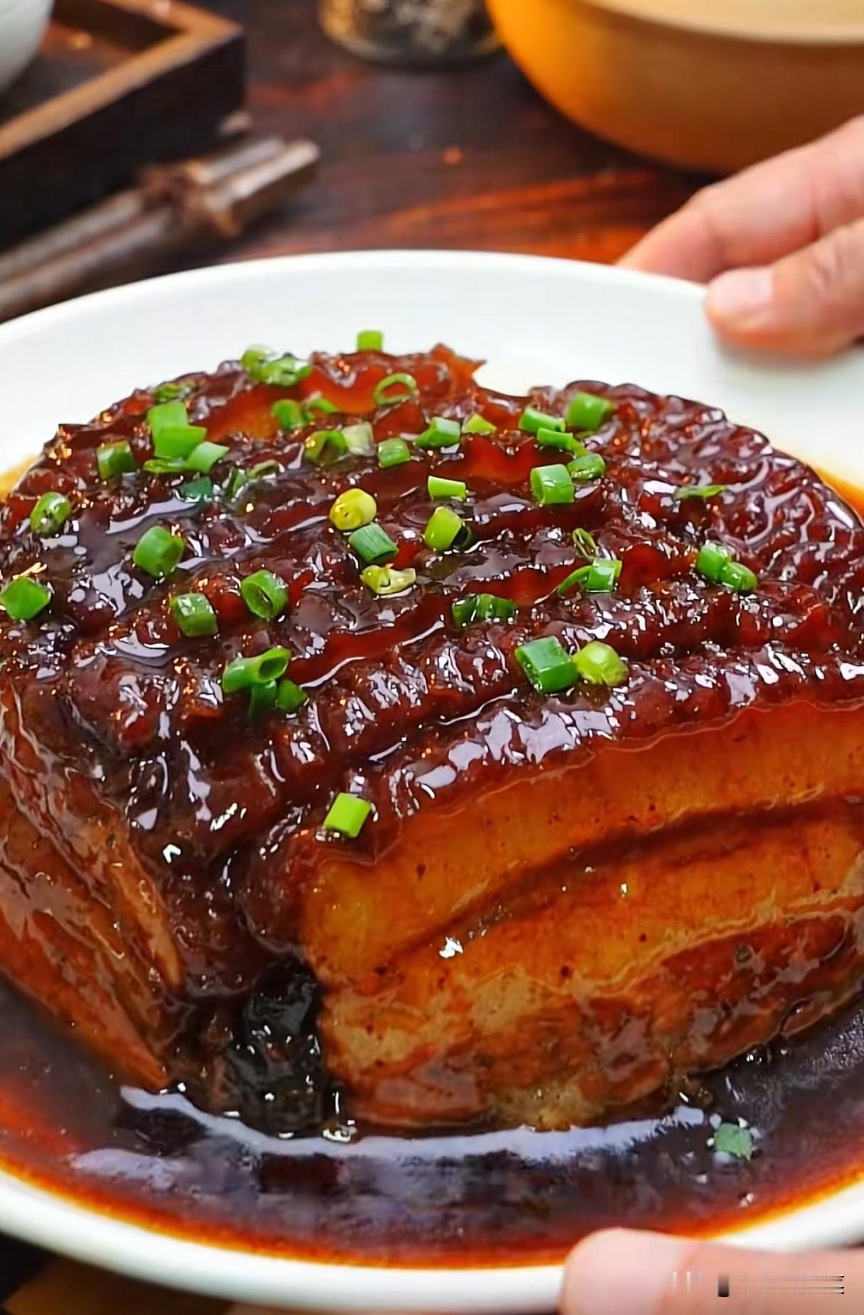 菜市场摊主悄悄教我的梅菜扣肉做法！肥而不腻，蒸完一抿就化
 
上次去肉摊挑五花肉