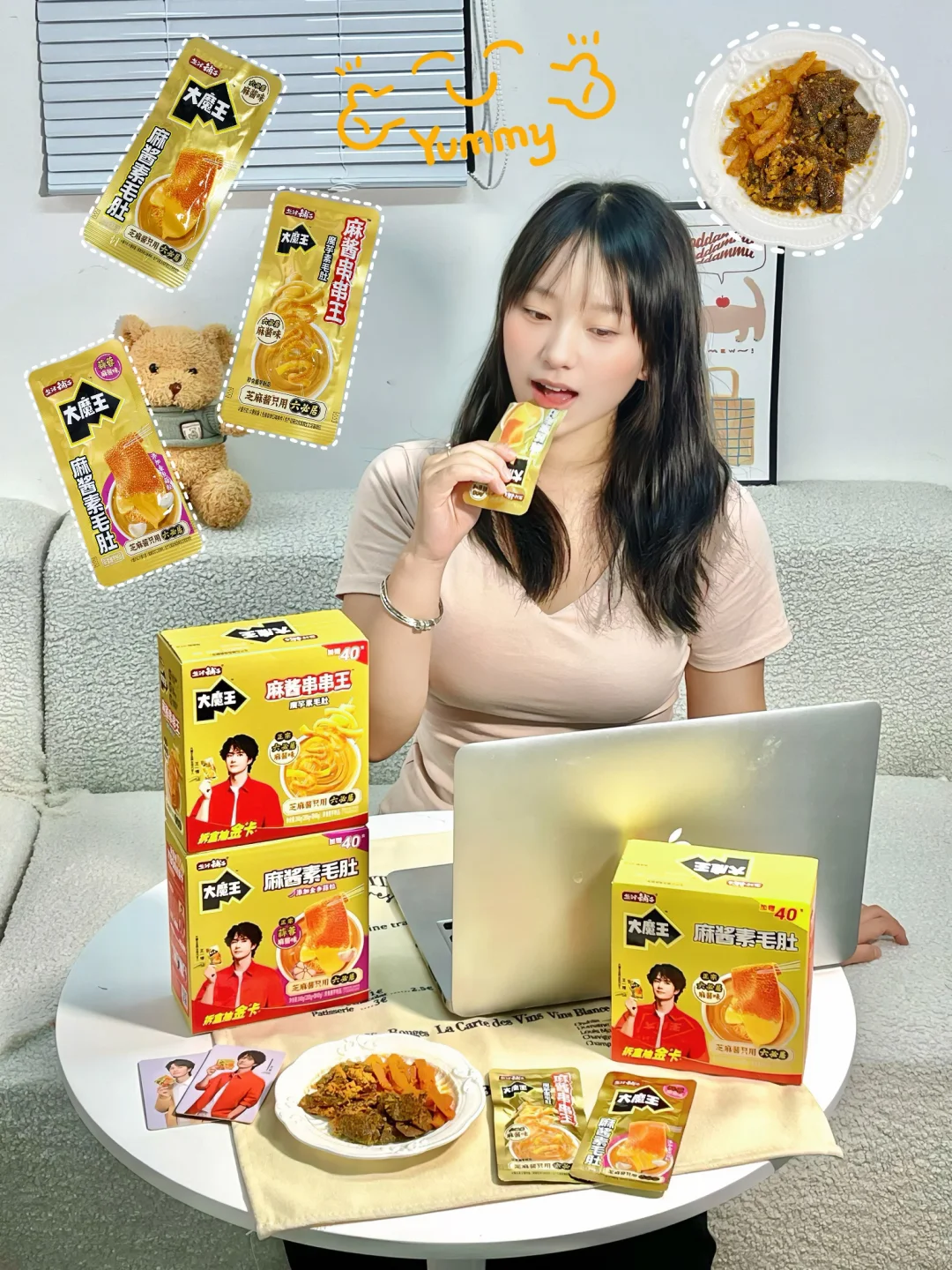 边吃零食边拆王一博小卡！低成本快乐谁不冲