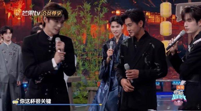 龚俊吃瓜吃到自己身上你好星期六龚俊[超话]本期《你好星期六》最佳笑点必须是龚俊！