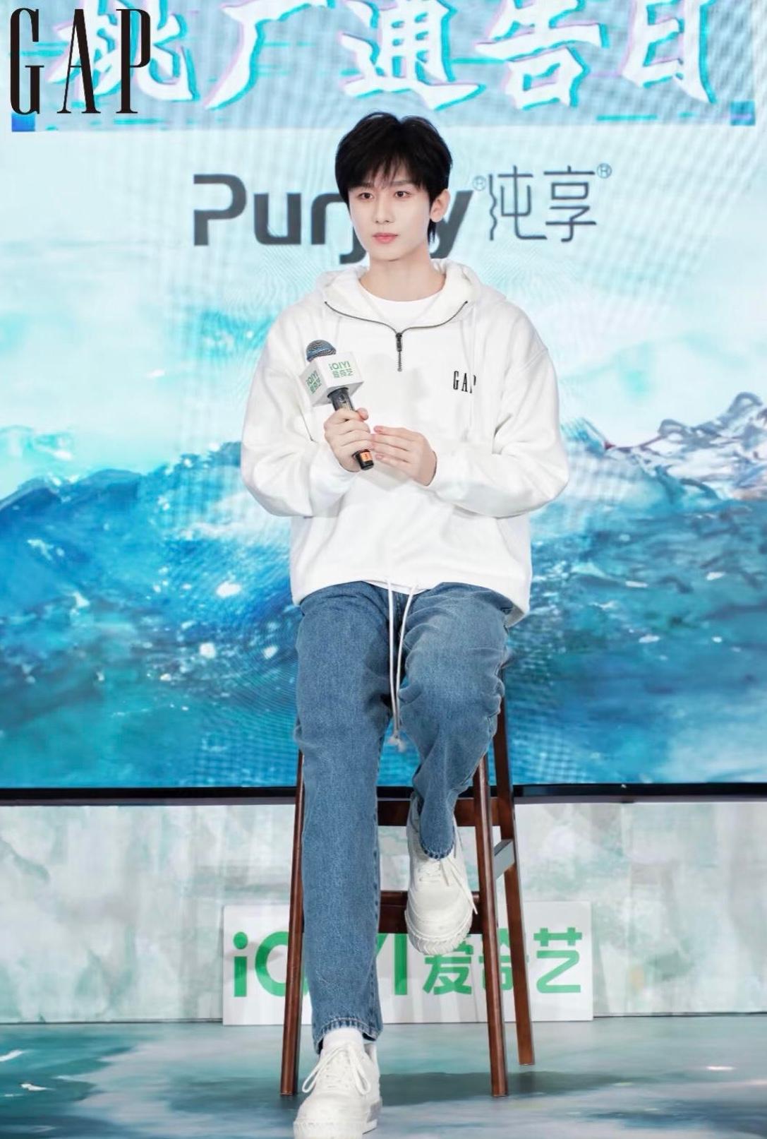 如果有人再黑成毅做了粉色美甲，
就甩这张图给他们吧。
咱家哥哥就是心善人美青春无