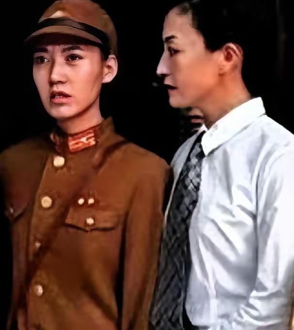 1949年太原特宪队的食堂里，酒肉香正浓，十个刚沾满地下党员鲜血的特务举杯狂欢，