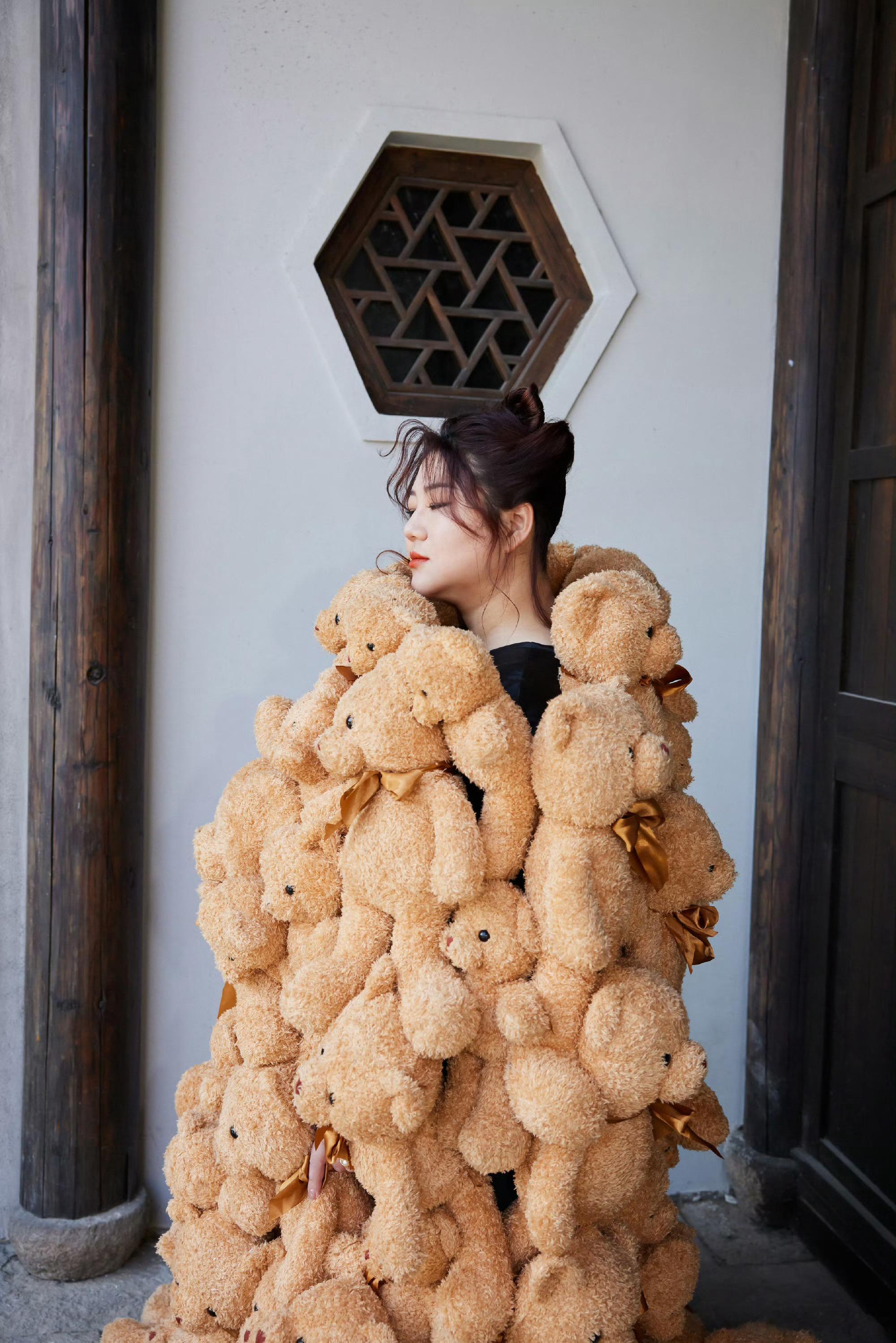 #杨天真GQ秒了# 咱就是说，杨天真的造型也泰酷了吧[送花花]她把小熊玩偶穿在了