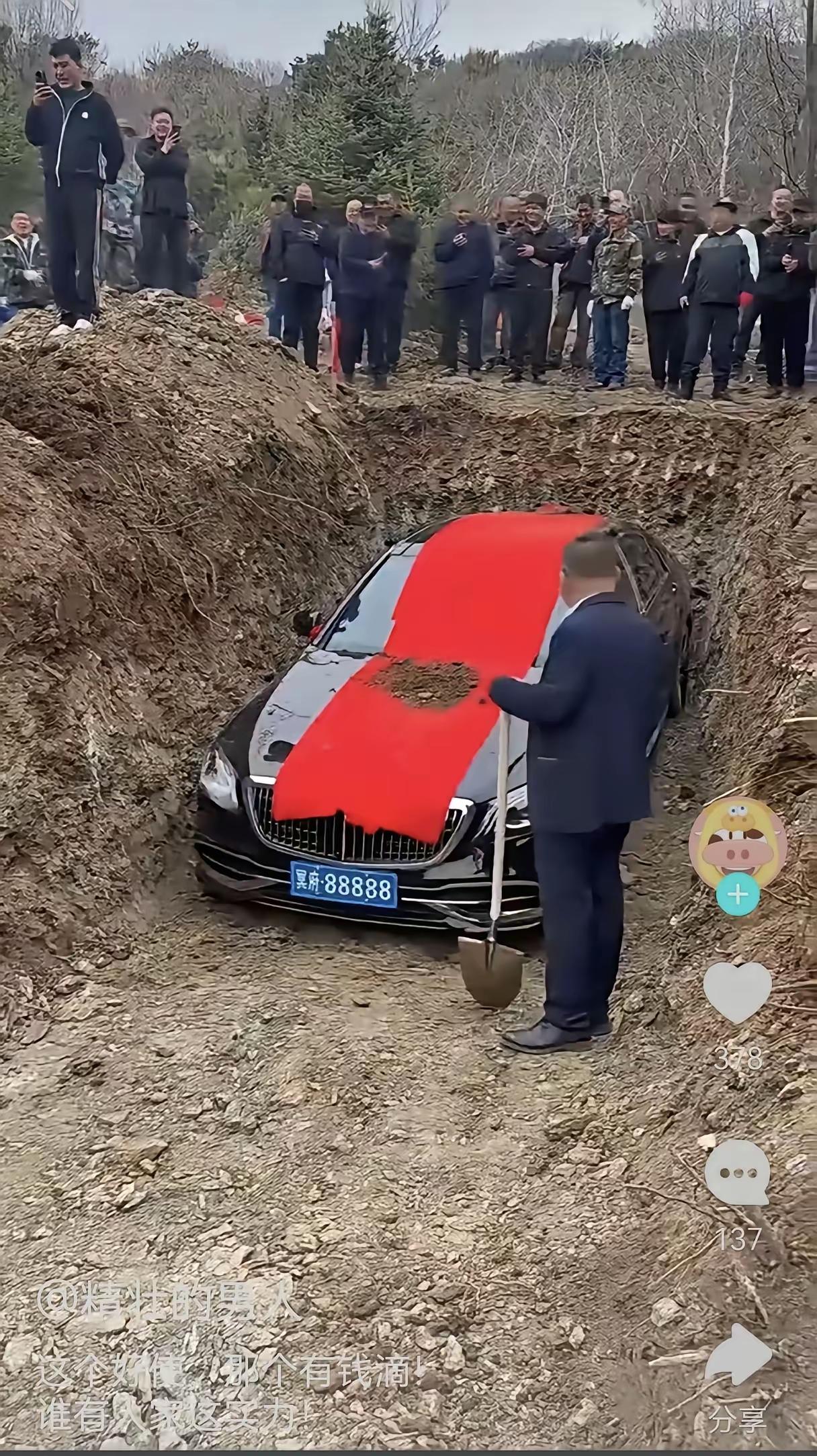 百万豪车当葬品，这也太豪横了？

我敢说，如果不是做样子，这种东西下地不了多久就