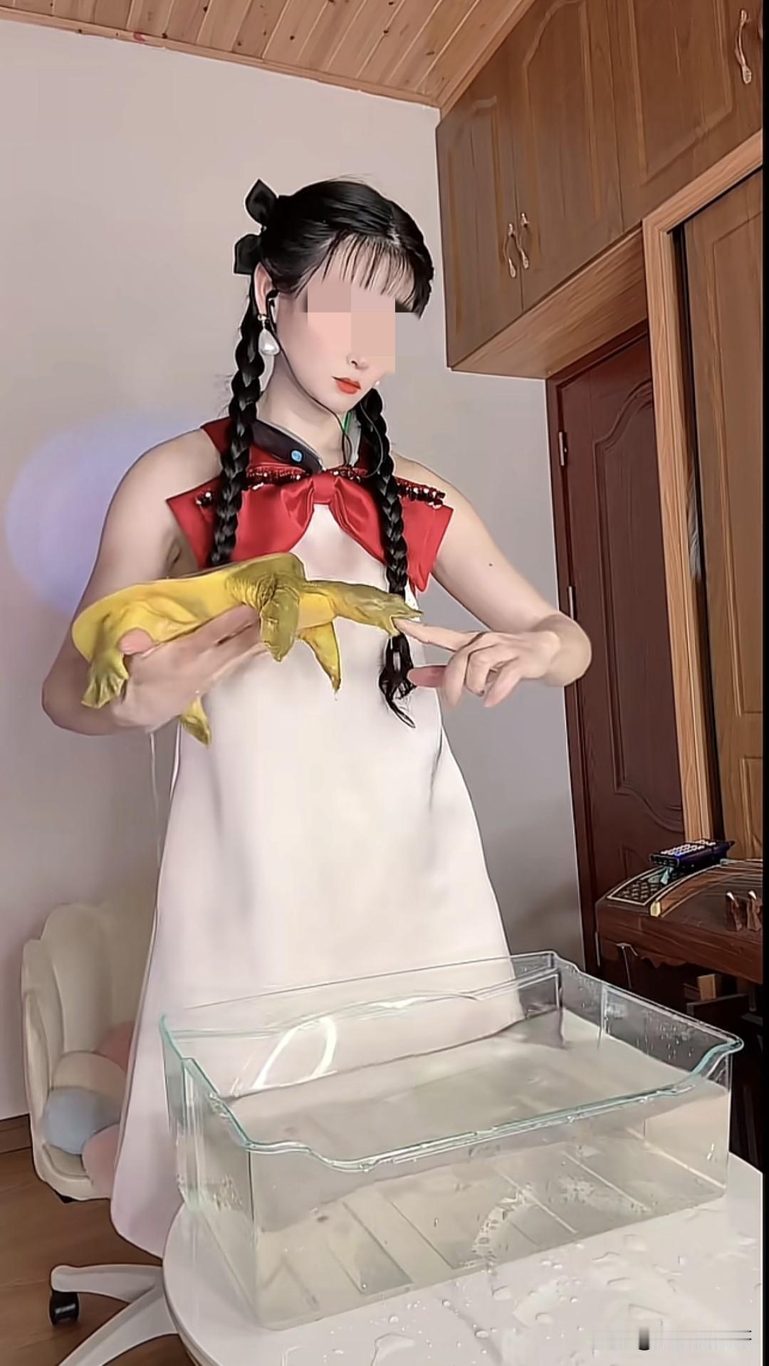 这个小姐姐真是个狠人，拍视频教大家被甲鱼咬手指了怎么解救，全程眼睛都不眨一下。