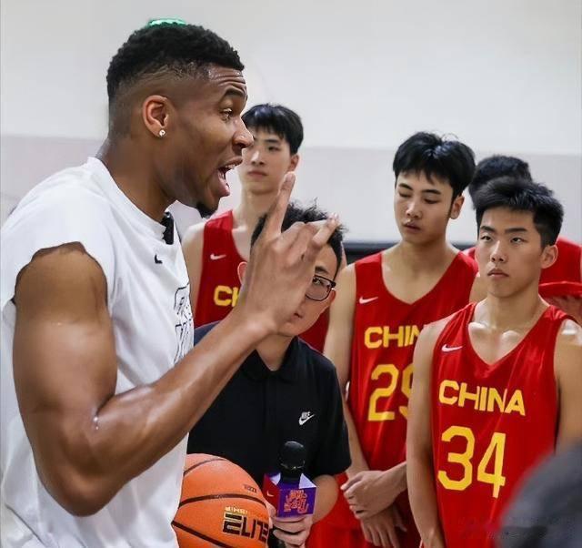 U16男篮危矣。

半场暂时依靠1分，但内容实在让人不敢恭维。最大的问题，就是太