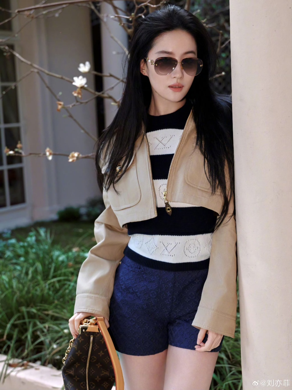 刘亦菲刘亦菲黑白条纹内搭刘亦菲黑白条纹 姐姐好美！ 