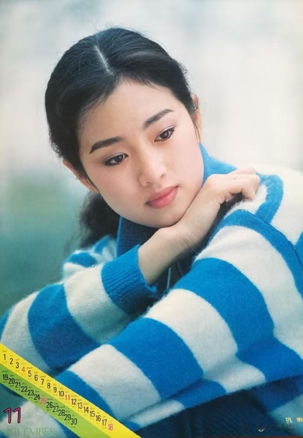 巩俐和宋佳都是典型的山东美女，个子高挑，面容俊俏。两人身穿蓝白条纹衣服，一个清爽