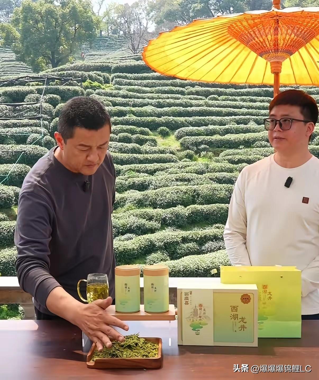 今早刷到李亚鹏在西湖龙井的第二场卖茶直播。

看着其实挺五味杂陈的。

在线人数