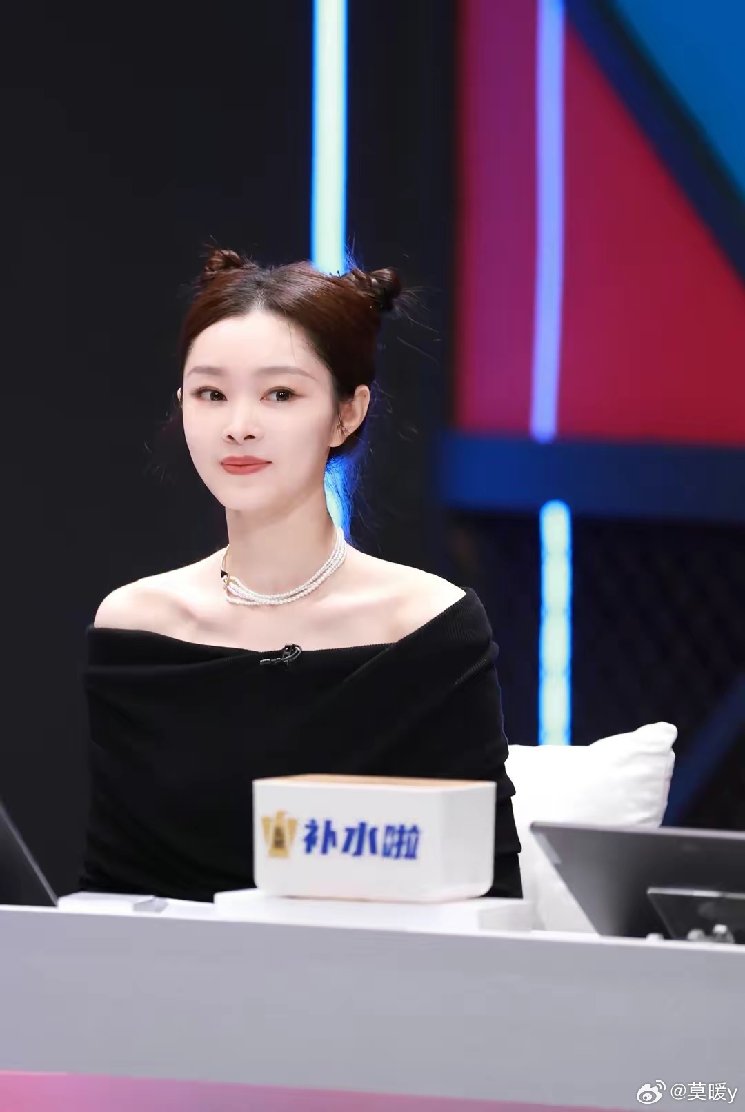 宋轶的双丸子头造型简直太可爱了，第一次见她这样造型 ​​​