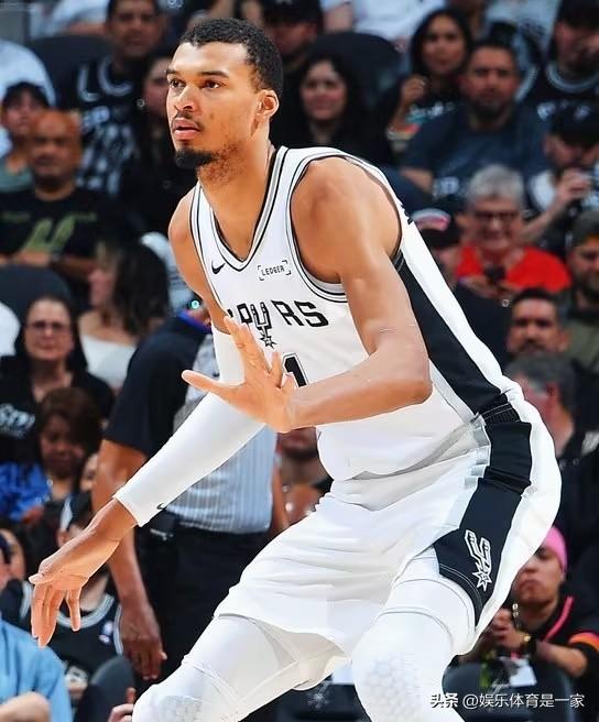 比肩姚明！文班亚马近5战狂轰165分57板19帽，复出30+10打爆黄蜂

NB