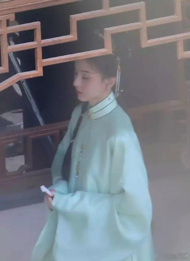 宋祖儿甄嘉芙造型路透释出，一袭绿衣清新灵动。 ​​​