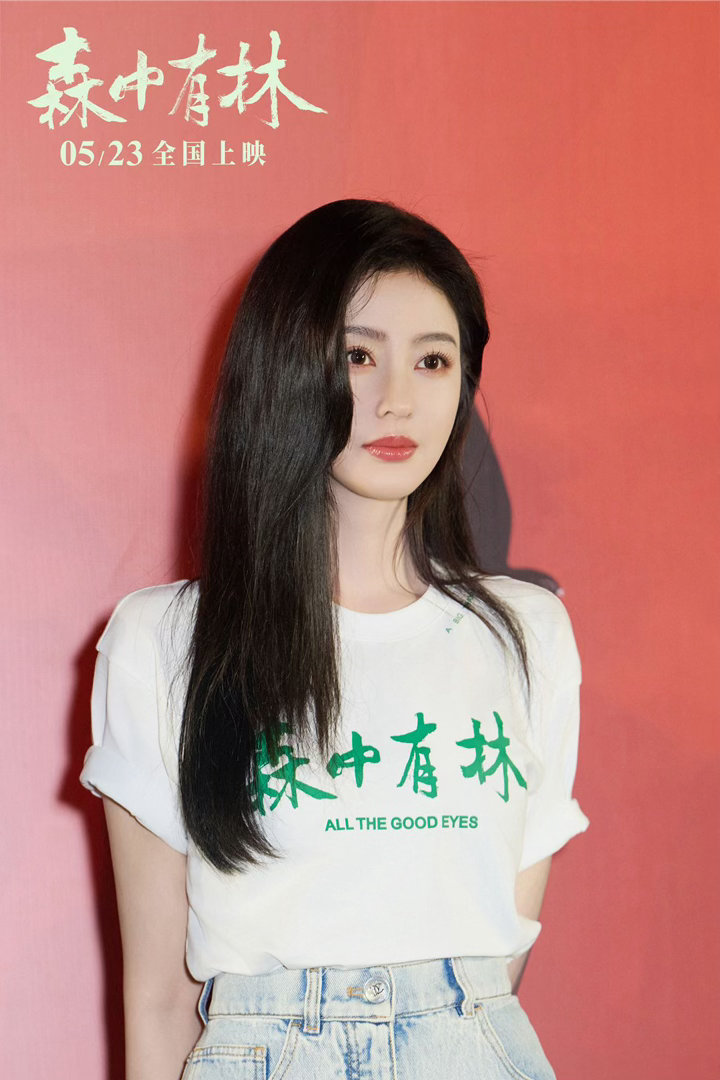 张天爱我不信你两眼空空 相亲那场戏，她坐在那里安安静静地笑。没有台词，没有大动作