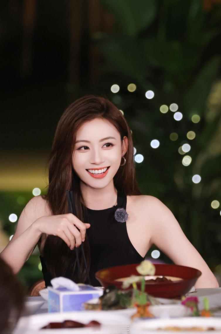 被伍珂玥粤语版我很快乐治愈了 被伍珂玥粤语版我很快乐治愈了，伍珂玥的粤语歌声自带