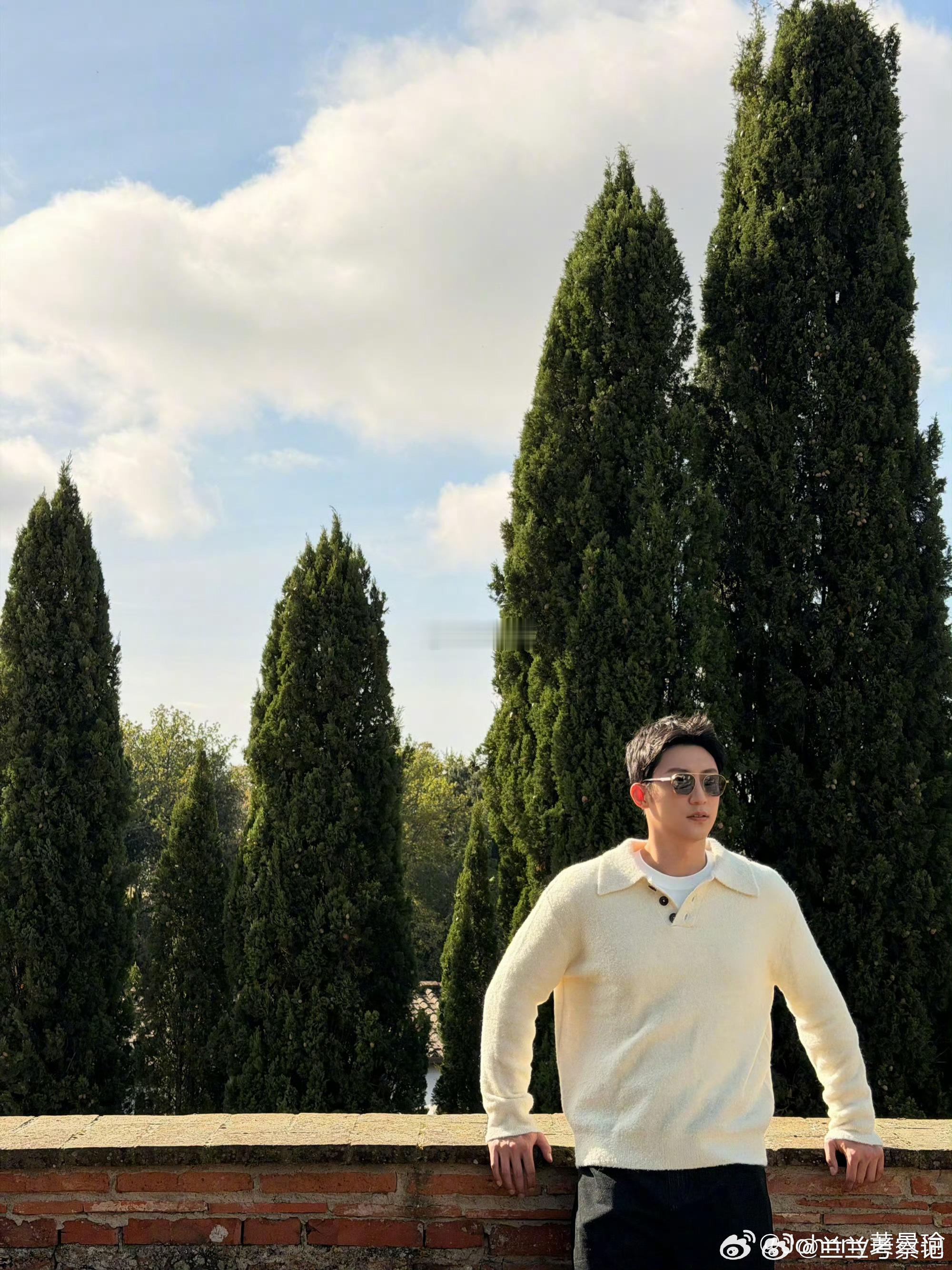 黄景瑜被甜品打了 黄景瑜的表情变化太精彩了，从淡定到震惊只用了一口甜品的时间，巧