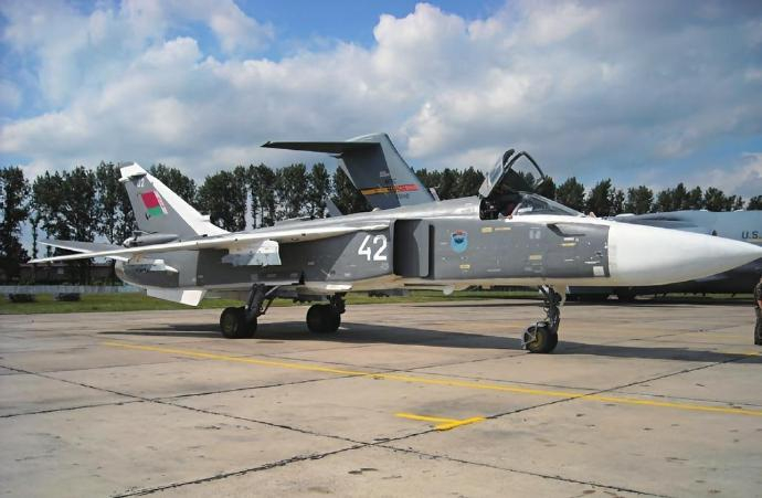 每天认识一件兵器 苏联/俄罗斯Su-24“击剑手”攻击机机身长度：22.53米机