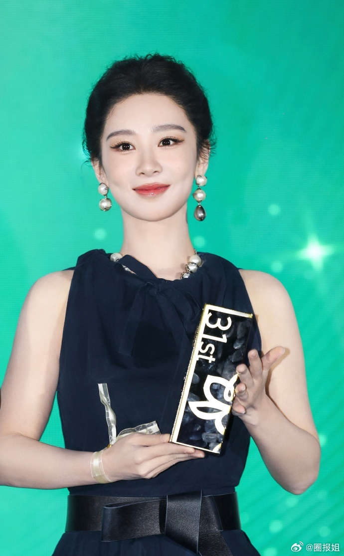 杨紫上海电视节领奖第31届电视节杨紫光影入心，继续前行，杨紫的演员之路只会越走越