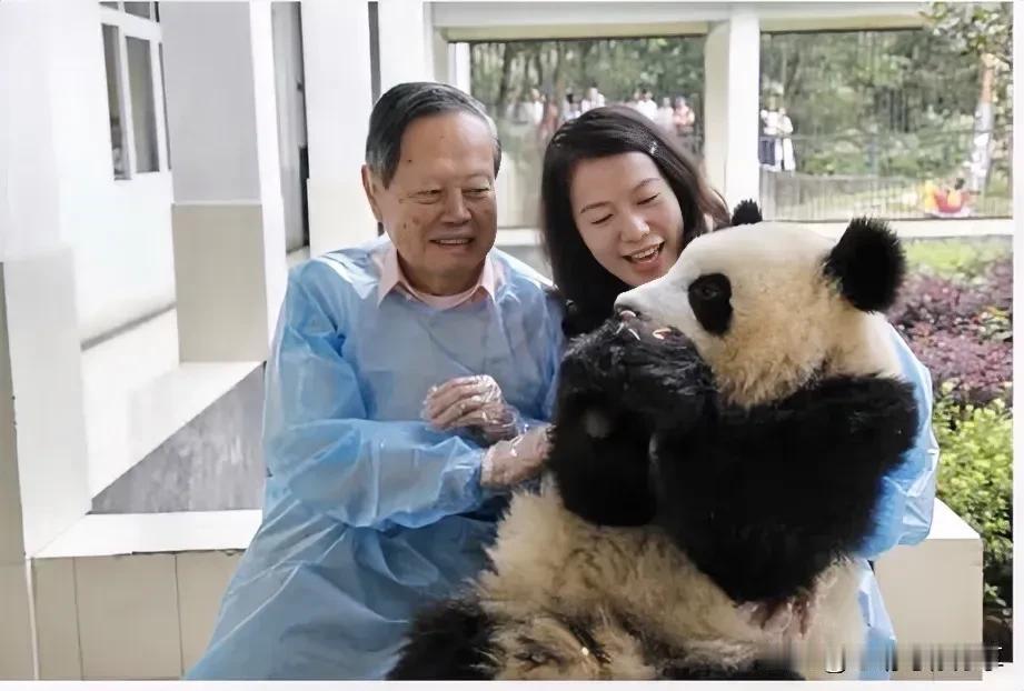 大家不用再羡慕翁帆了，
我们永远都不可能成为她，
仅一个条件我们就无法达到，
那