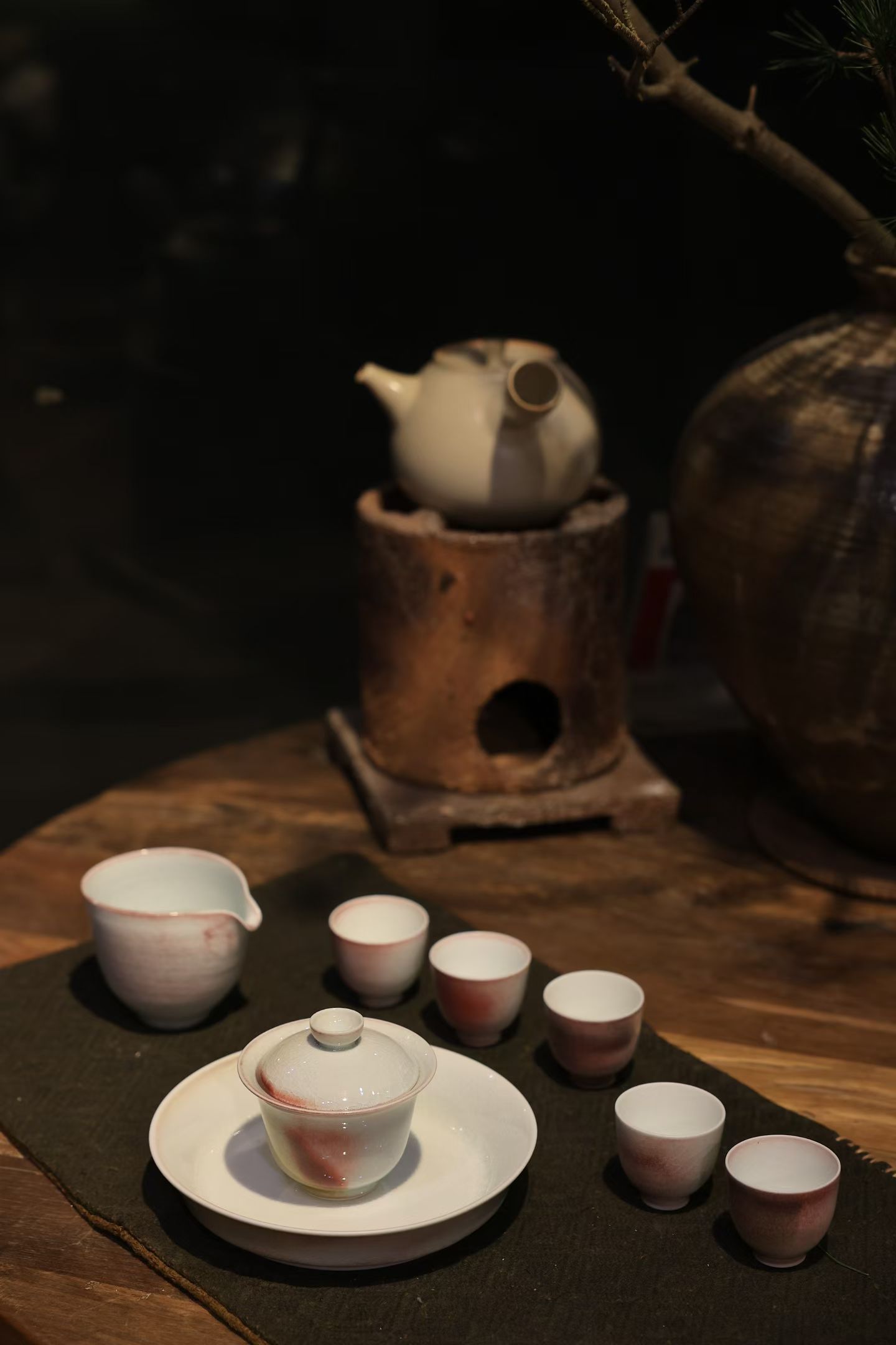 品茶赏器交友  沉浸在喝茶的惬意时光里，享受这温馨的宁静；将闲适与情谊悄然定格。