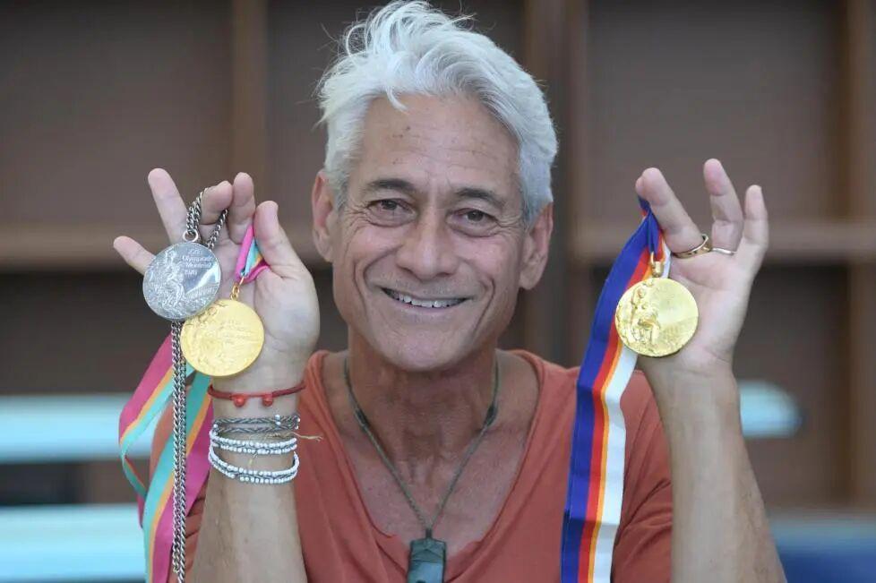 美国跳水传奇运动员 Greg Louganis（格雷格·洛加尼斯）在巴黎奥运会观