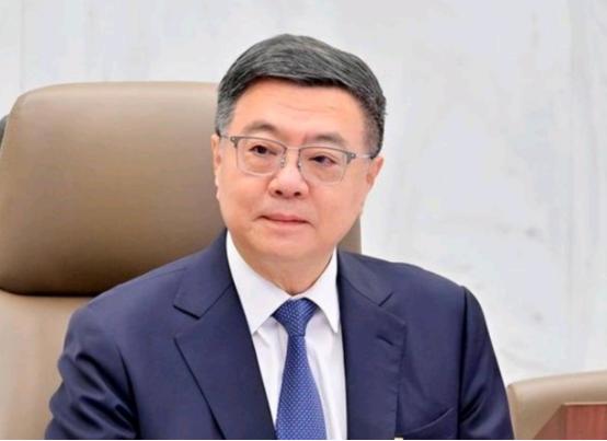 太嚣张了！5月19日，岛内行政部门负责人卓荣泰公然跳出来大放厥词，不仅妄称"中华