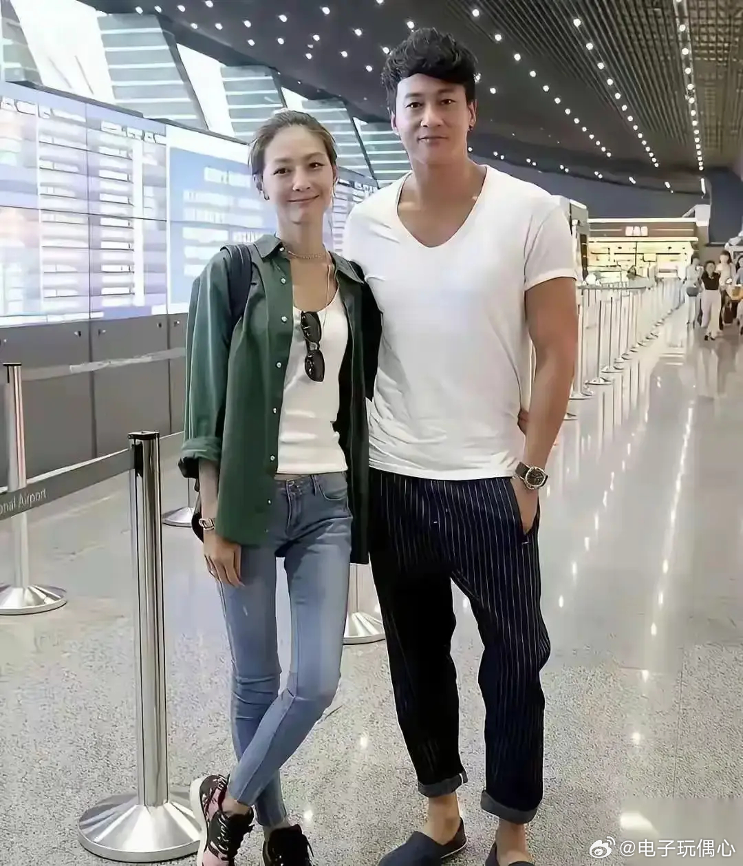 有谁能想到，他俩走在一起了呢？ 