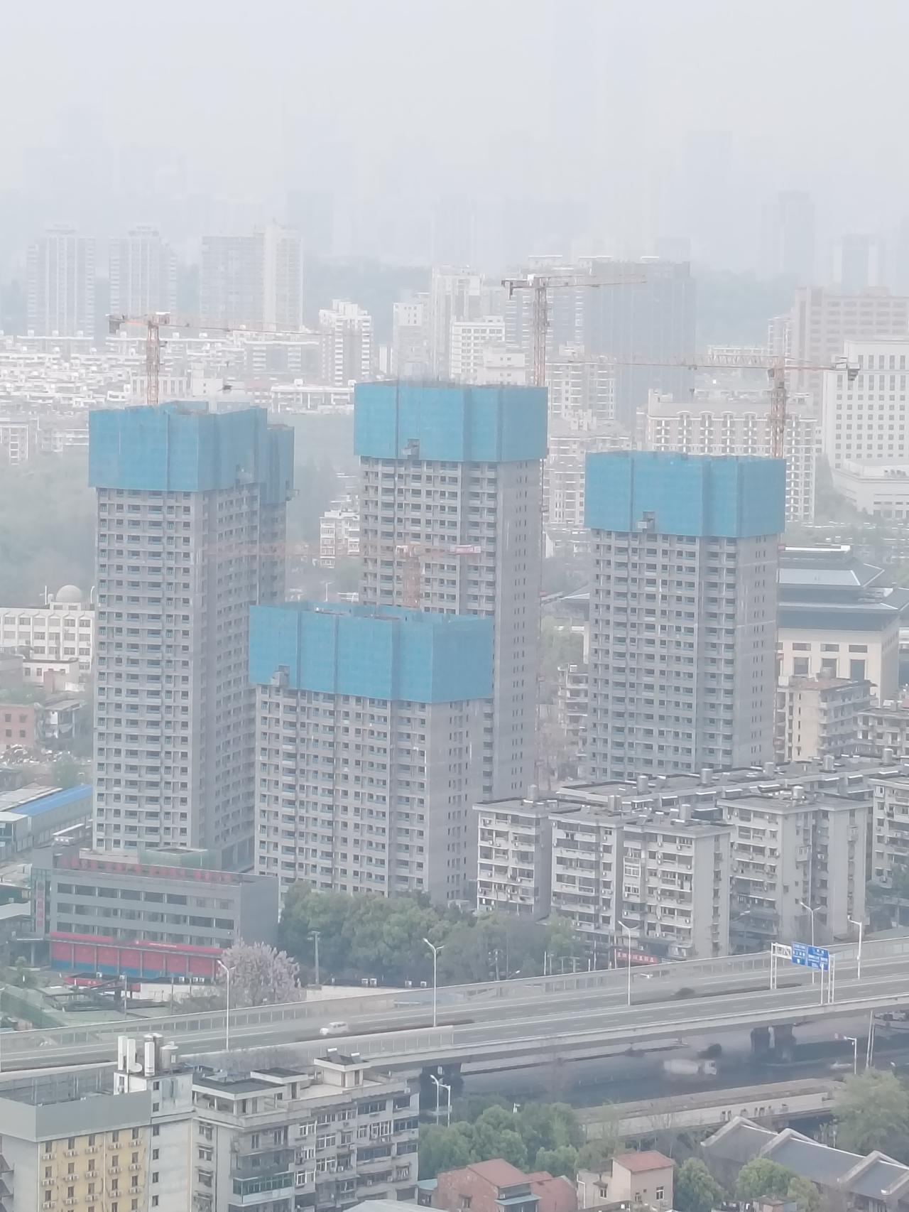 明伦街棚改项目（明伦天下还建房）有条不紊的建设中，目测超高层已完成2/3的楼层施