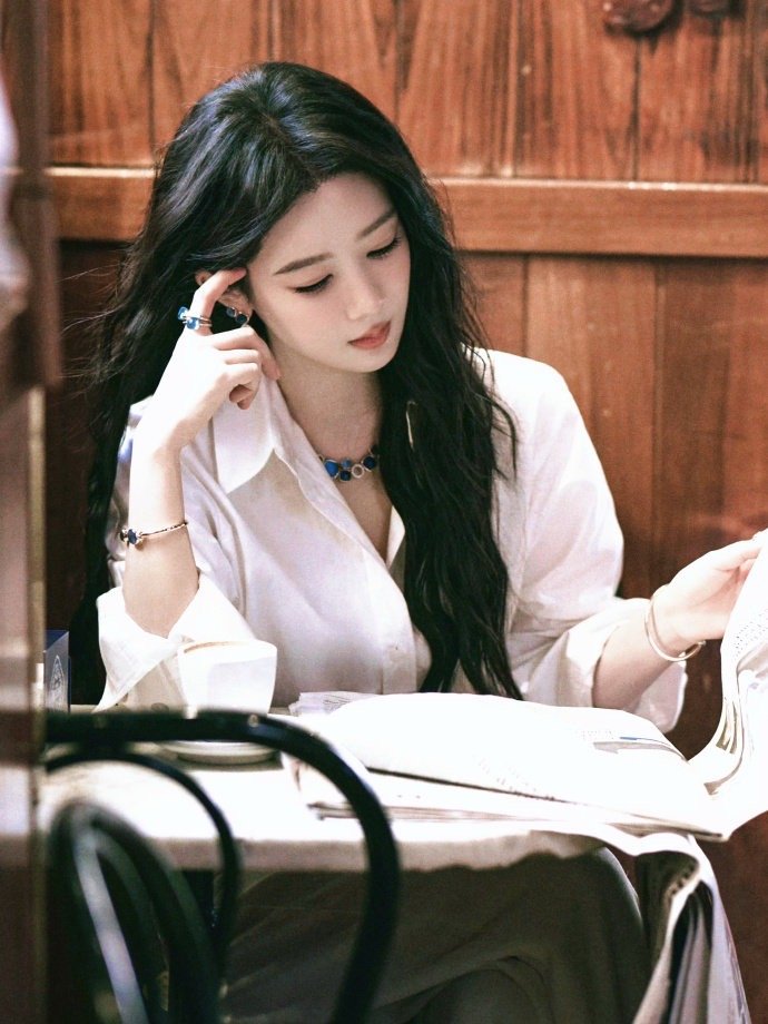 杨紫玉兰花开君再来 💜杨紫董竹君 “我听过很多只属于盛夏的蝉鸣 和恰好吹过的热