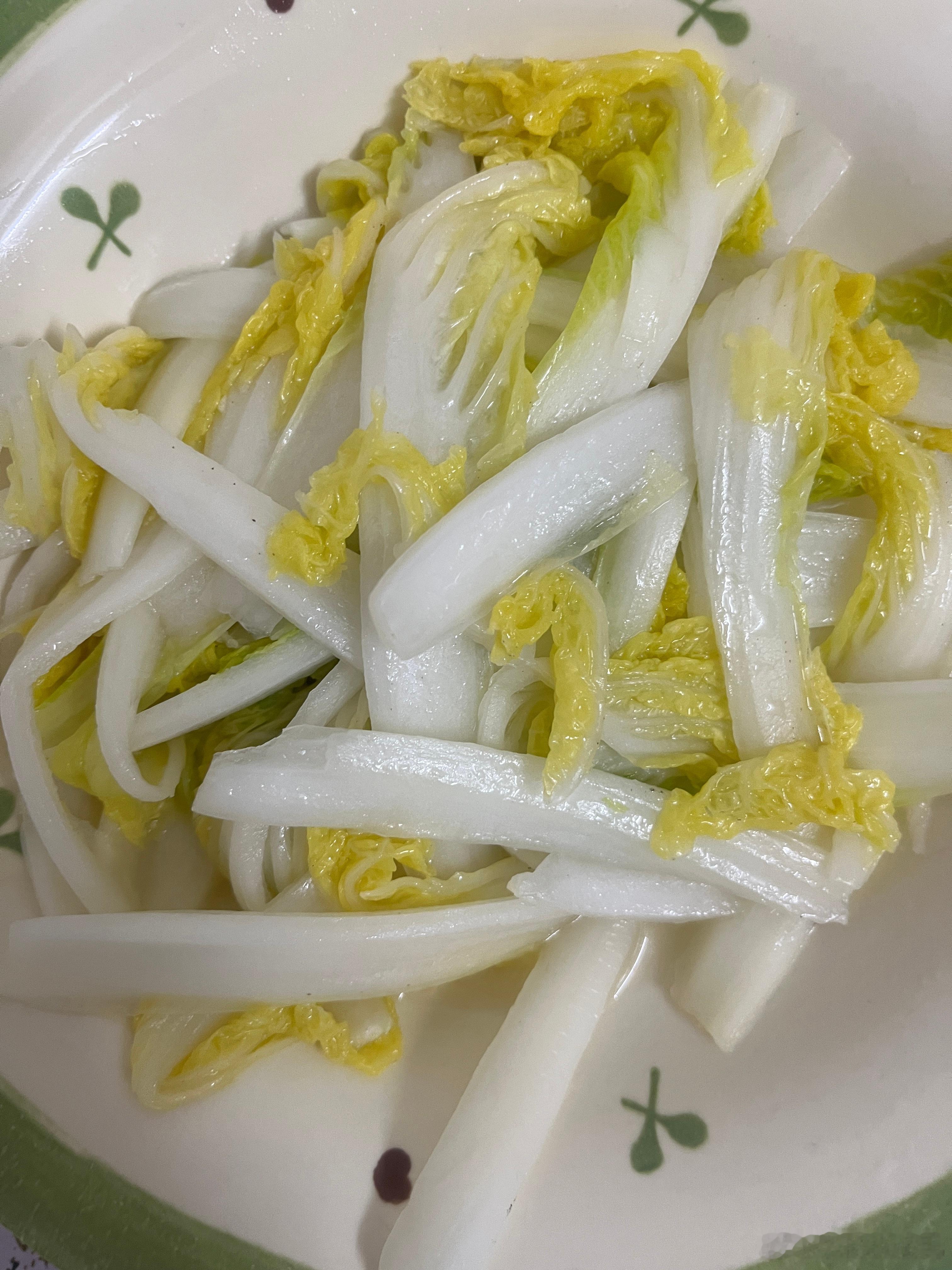 吃饭了，板栗鸡汤，柠宝说好吃到不想说话，吃了一个鸡翅，一个鸡腿，还吃了很多板栗，