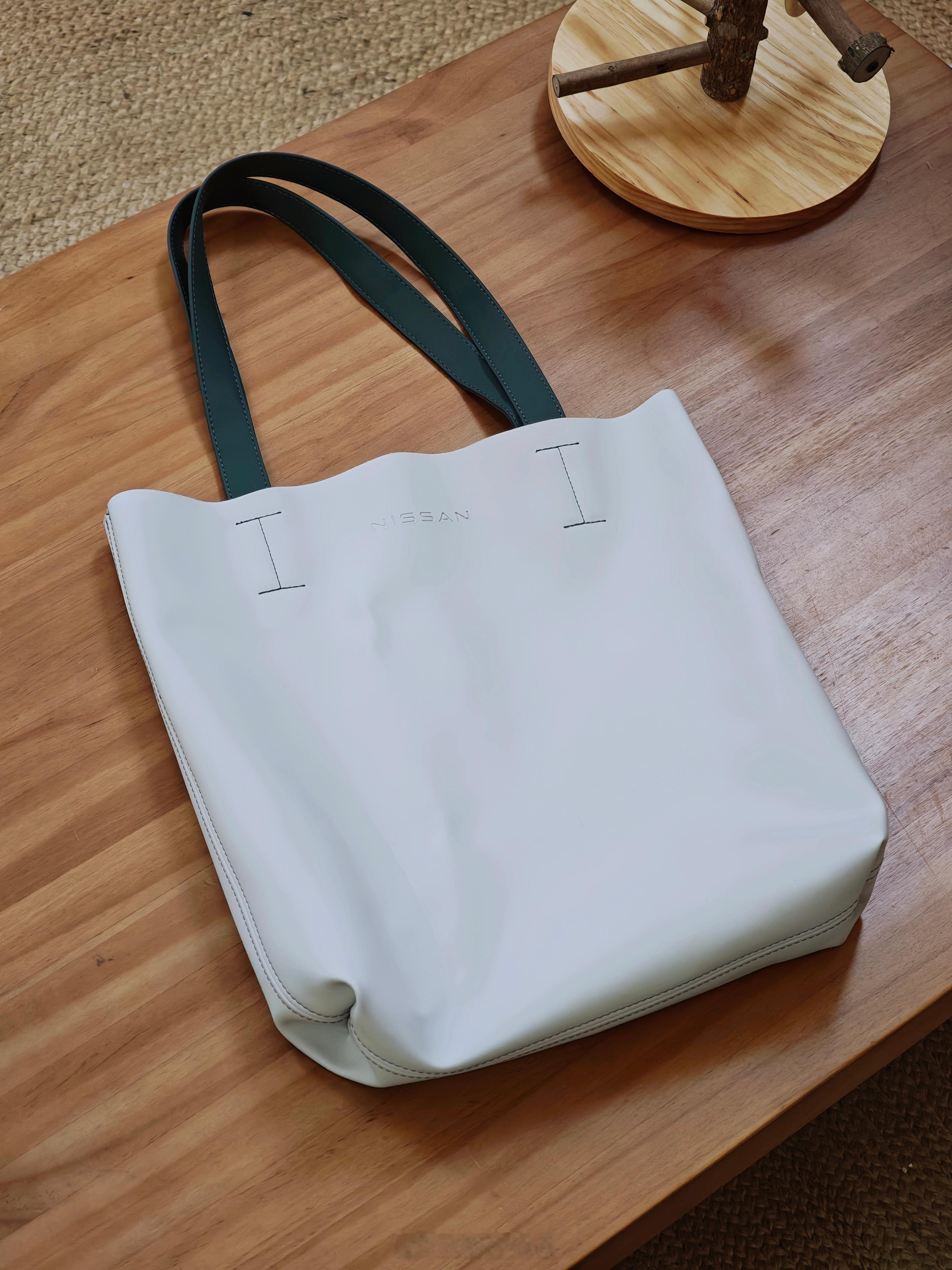 2025年就剩最后一周了，抽个奖开心一下吧关注评论，抽一个日产凝脂皮托特包，12