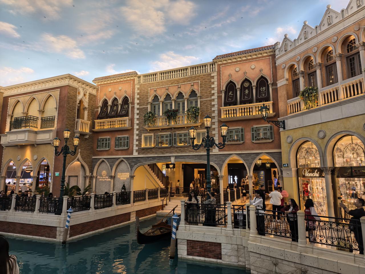 葡萄牙建筑风格丰富多样，且融合了当地特色，具有新古典主义建筑风格，整体除花岗石柱