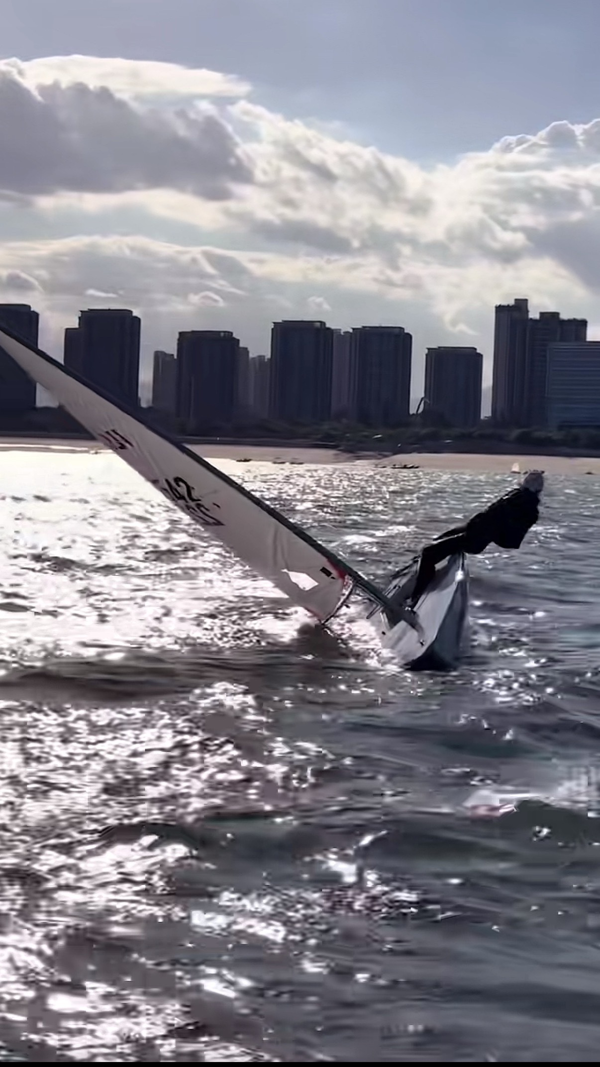 你说这个压帆船的男人是王一博！？ 