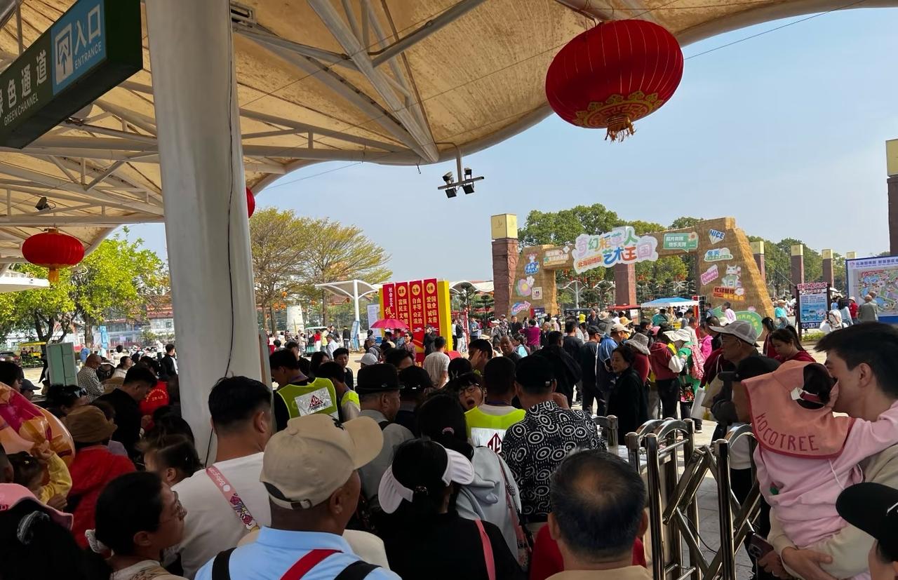 北海园博园初一人多到爆，挤爆了

挤到大家开始干仗吵架了
我排队了1个半小时，还