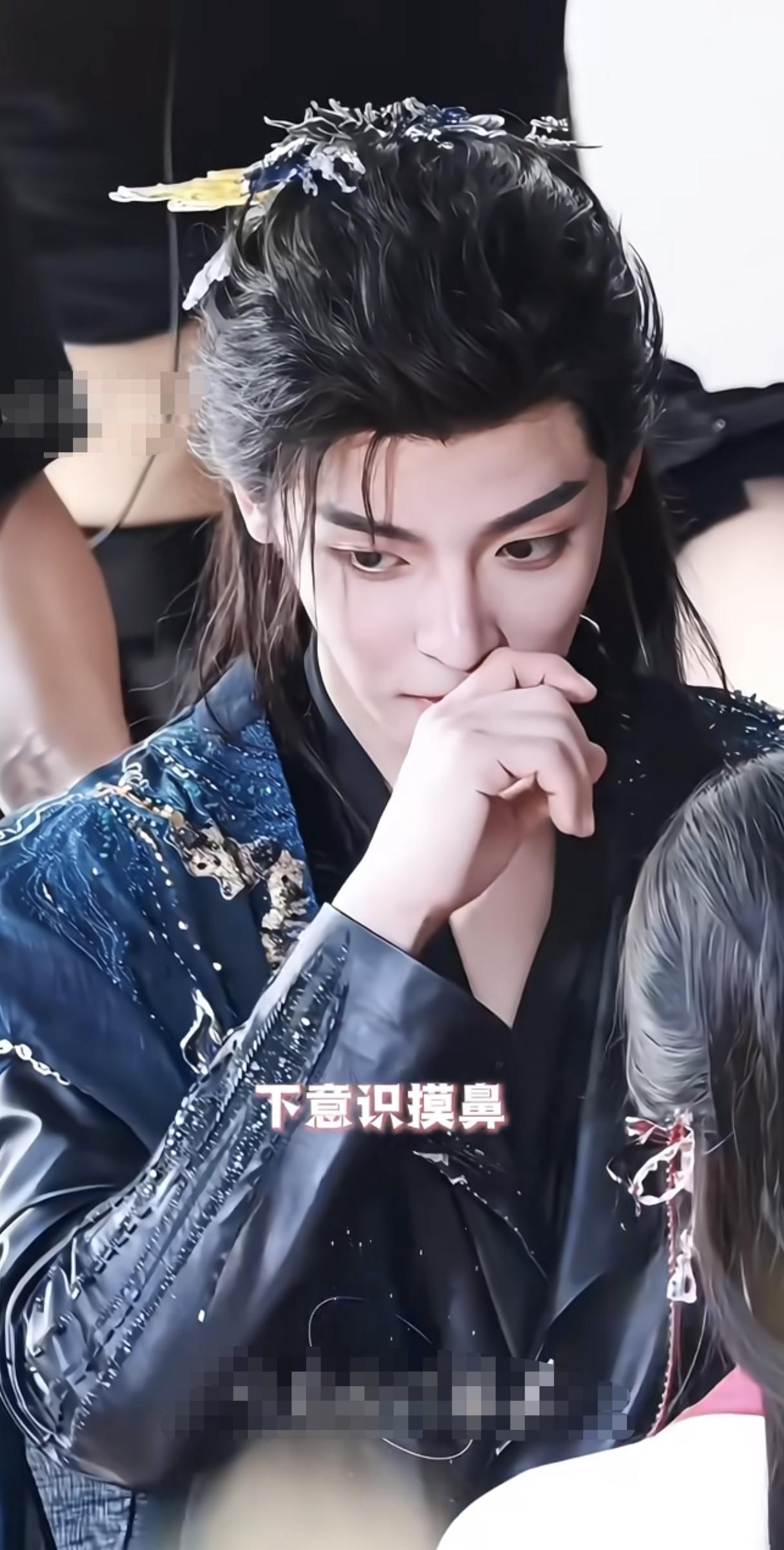 侯明昊，你可别装了！
请保持你的苹果肌扁平好吗？

谁懂啊！这是对普通同事会有的