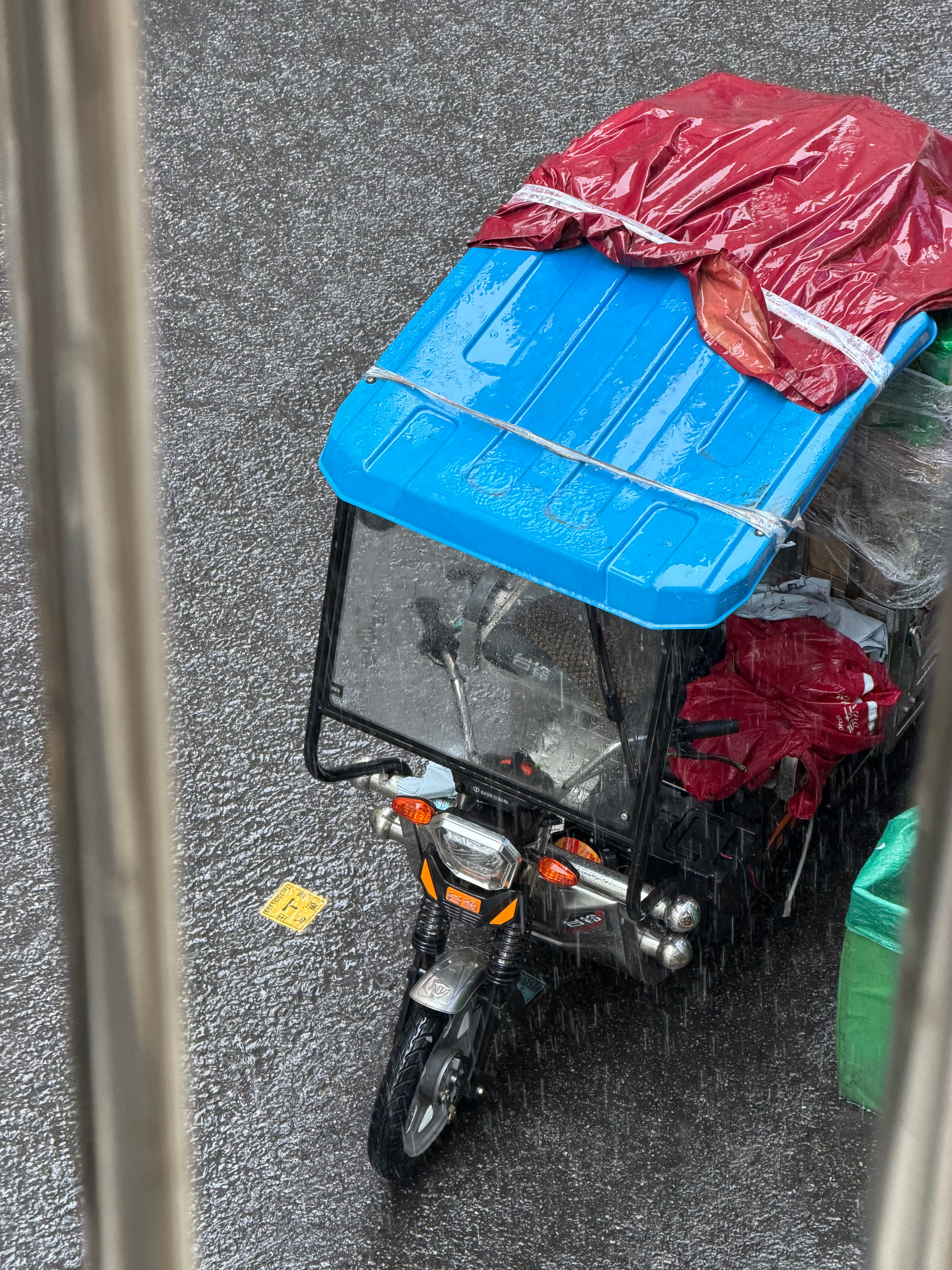 深圳暴雨 这雨完全都不想停下来的昨晚下到现在了吧真的就是越下越大越下越大想出门都