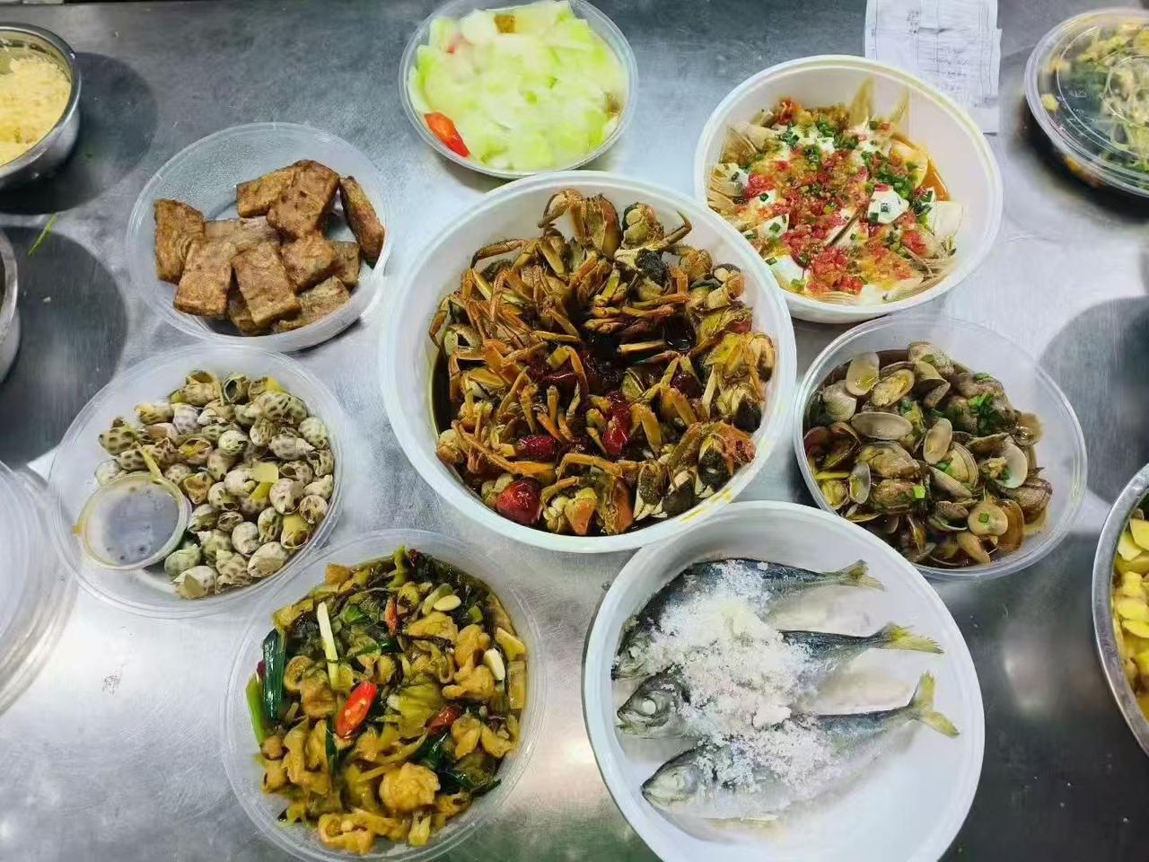 桌上摆满各种各样美味海鲜，准备开动！