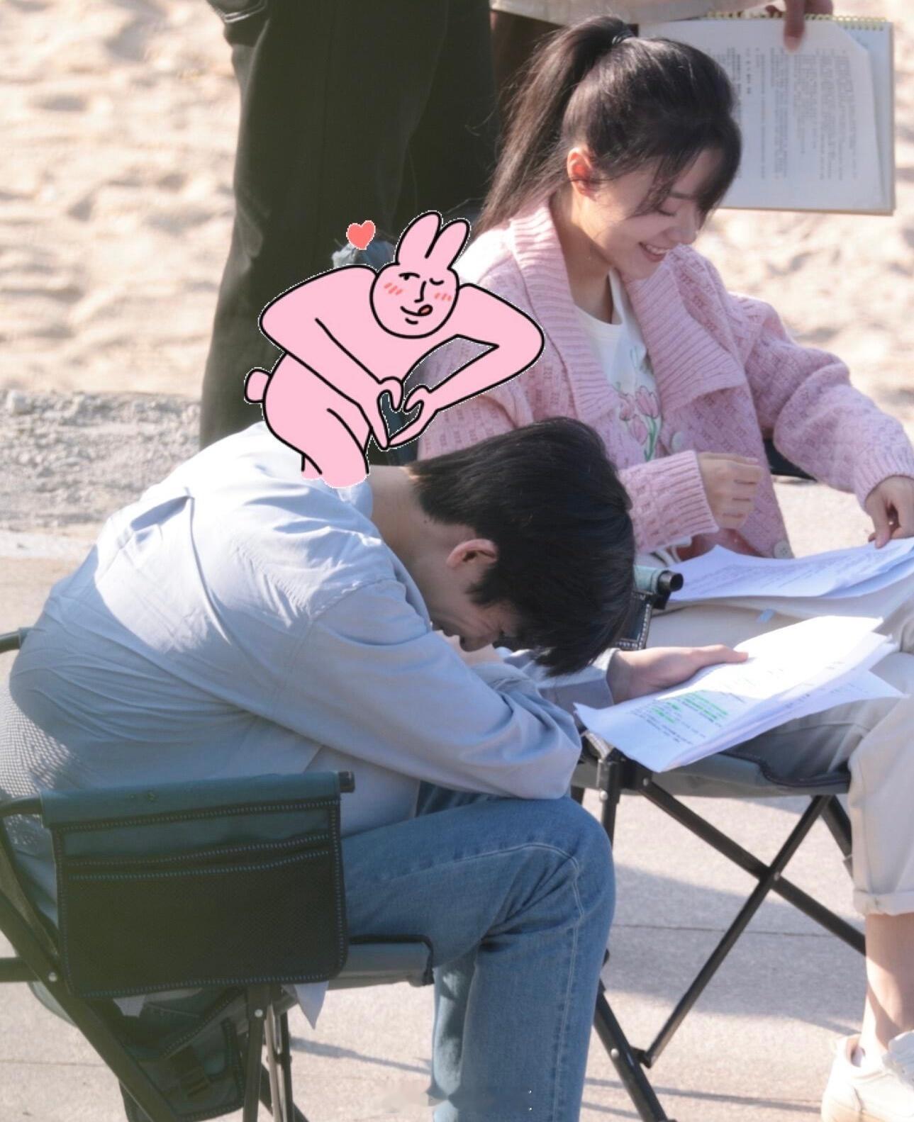 #张凌赫赵今麦海边沙滩路透##张凌赫赵今麦日落海边路透# 张凌赫与赵今麦在《樱桃