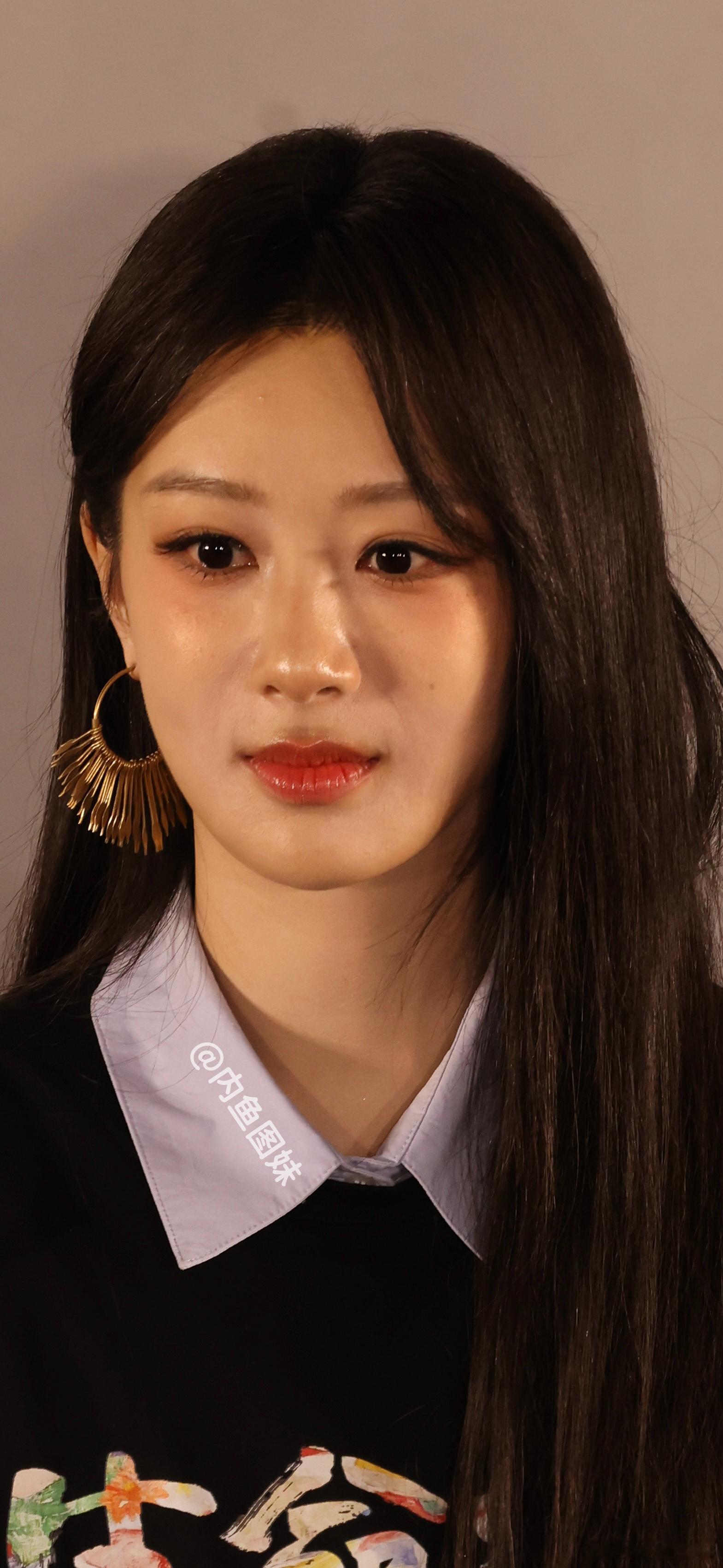 杨紫  抖抖相机，超级高清的几张，美！杨紫文化衫配黑长直