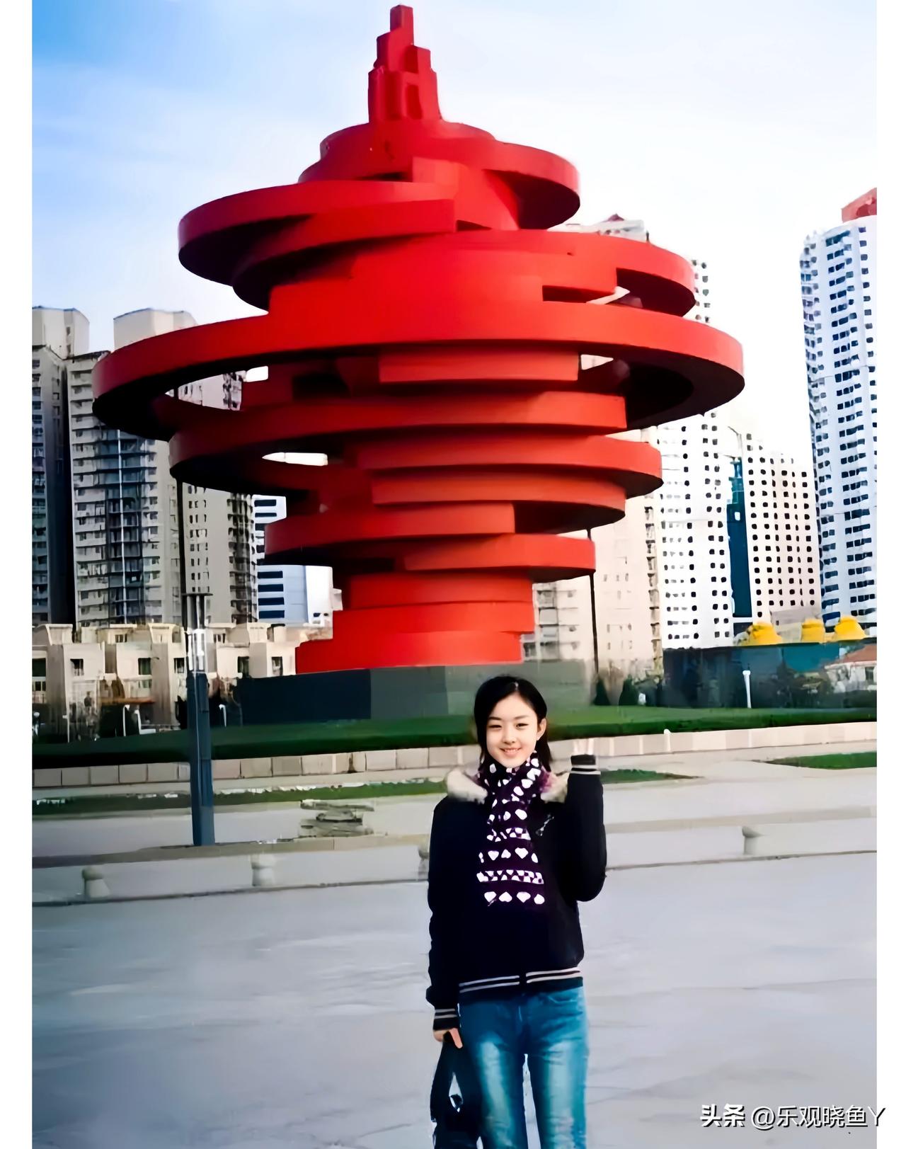 二零零二年，在青岛五四广场的赵丽颖。时年十五岁，笑容纯真，青春灵动。