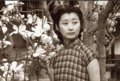 1926年，北京饭店，22岁的唐怡莹趁丈夫不在，与25岁的张学良发生了关系。几天