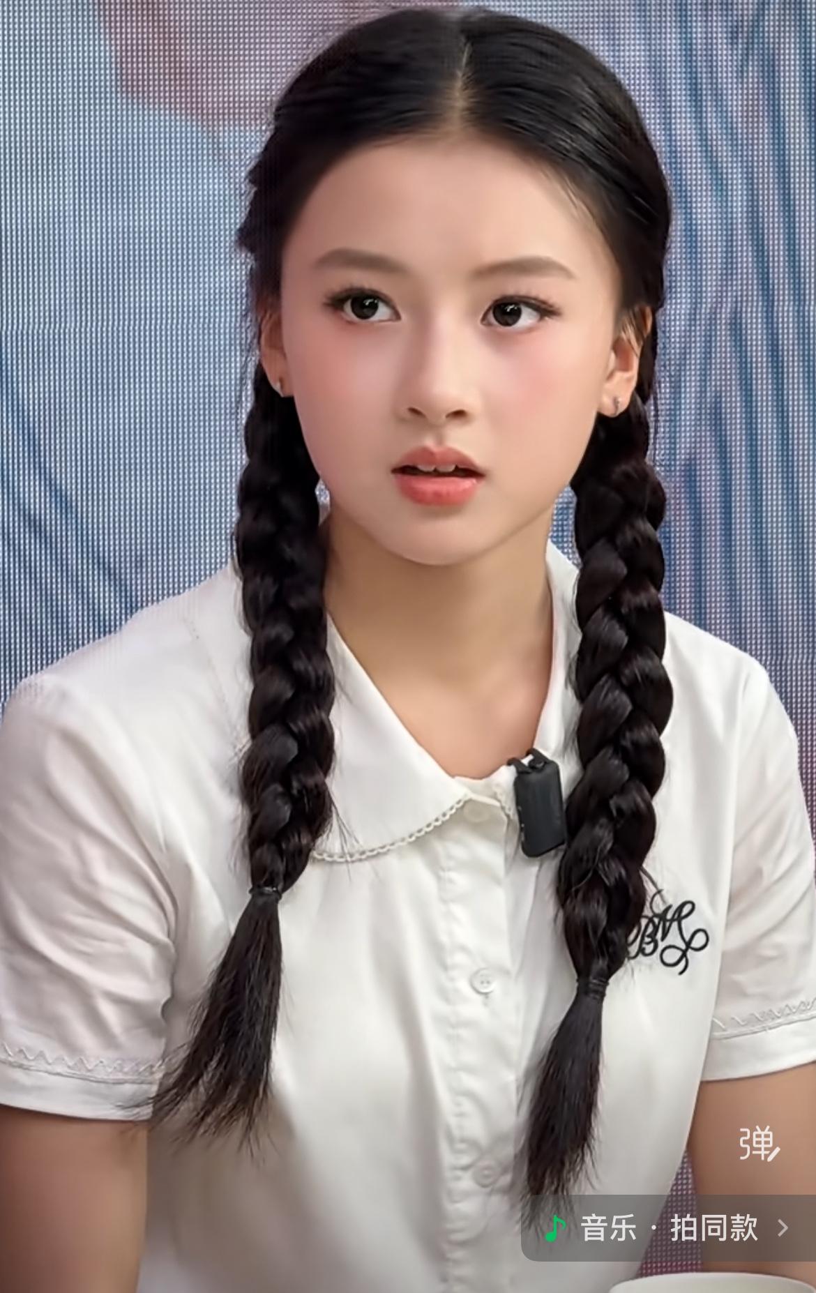 这是河南的那个15岁的小女孩“七七”赵钰琪，

有网友说她长得有点像年轻版张柏芝