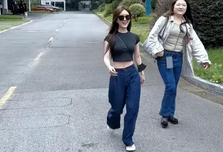 [爱慕][爱慕]这种腰不是满大街都是明明是满脸胶原蛋白，多好看啊，现在的人真是审