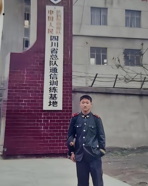 2006年，2名壮汉挟持18岁重庆土家族女孩。途中，女孩求助同车的武警战士。谁知