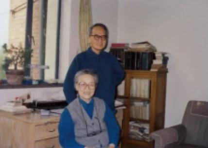 1972年，钱钟书的女儿被邻居骂了一句"臭寡妇"，随后又扇了一巴掌。突然，杨绛冲