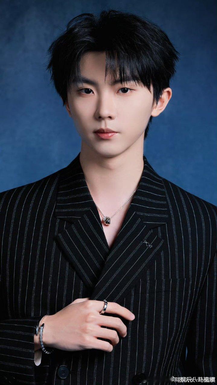 杨幂挑了个最老实的马嘉祺真的会笑！杨幂点名马嘉祺，弟弟一脸懵，老实人实锤 