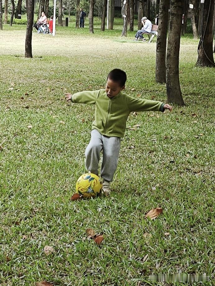 中国十几亿人，所以为什么不发展足球课!
 
中国14亿人，难道真缺会踢球的好苗子