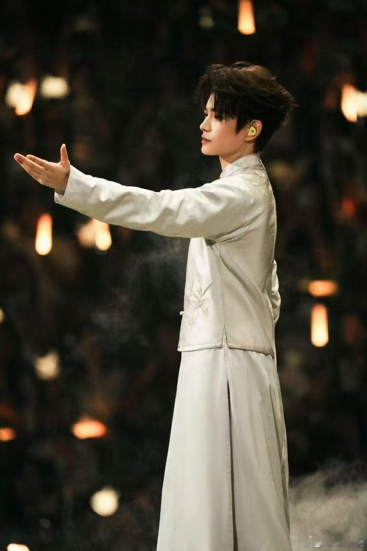 丁禹兮演唱会带万人练声丁禹兮带万人练声丁禹兮也太会构思舞台互动了！演唱会现场化身